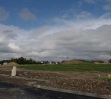 Quel beau temps de touraine !! Bon jvous met cette photos pr vous rendre a peu pres compte de nos 684 m&sup2; de terrain !!!