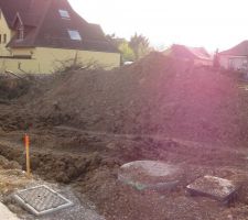 Merci les lotisseurs ils avaient stock&eacute;s de la terre et des branchages sur notre terrain, ils on tout vir&eacute;s mais du coup il on probablement fait sauter un piquet de bornage du terrain...