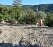 2 restanques avant et 1 apr&egrave;s.
400 m&sup2; disponible :-)