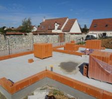 Apres une tres dure journee de boulot le premier rang est regle , maintenant place a l'enduit pour joint mince ca devrait normalement aller plus vite demain.