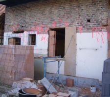 Ma&ccedil;onnerie dans le salon pour pr&eacute;parer les 3 bandeaux