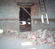 Ouverture &agrave; l'&eacute;tage de la chambre &agrave; la partie grenier