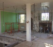 Une partie du 1er &eacute;tage d&eacute;cloisonn&eacute;; la structure en piliers et poutres sans murs porteurs,a permis en r&eacute;novation d'avoir une grande libert&eacute; d'am&eacute;nagement
matter les emplacements des poutres dans le plancher