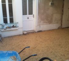 OK le remblai de sable/gravier est étalé.
Le regard béton est scellé.