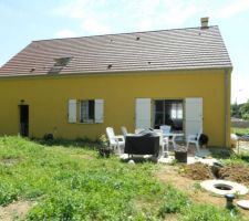 Façade arrière avec les volets peints
