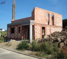 Vue Nord Ouest, le double garage Zapf se greffera à la maison et la porte permettra un accès direct maison-garage du RDC.