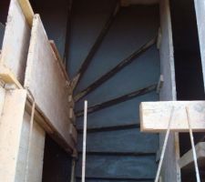 Les escaliers du RDC vers le sous sol