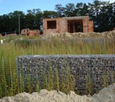 Vue sur les voisins - entre nous, 13m de chemin paysagé (enfin..pas encore mais le lotisseur a prévu une rivière sèche avec rochers, etc)