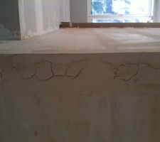 Le constructeur part du principe que le contrat de construction ne prevoit pas de finition / enduit / poncage. Il me doit soit disant uniquement les bandes calico entre les plaques de BA13