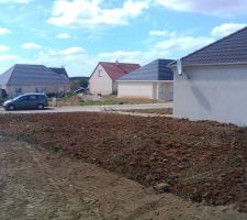 La terre etaler sur le coter de la maison