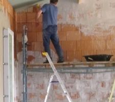 Enduit des murs pour calfeutrer les espaces entre les briques