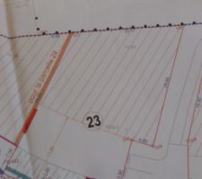 Le plan du terrain que nous avons trouv&eacute; !

Terrain de 697 m2
SHON partie hachur&eacute;e