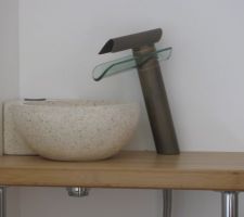 Salle int&eacute;gr&eacute;e a la chambre au RDC