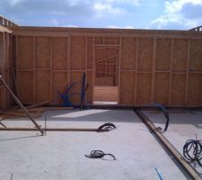 Mur du garage vu de l'int&eacute;rieure de la maison (cot&eacute; buanderie)