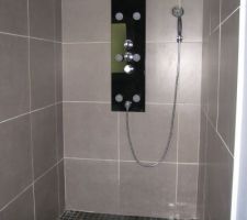 La douche avec le carrelage nettoyé