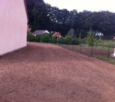 Cot&eacute; droit de la maison