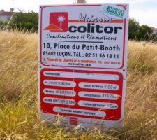 Voilà un panneau digne de ce nom qui s'élève sur notre futur projet.