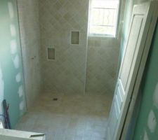 Douche &agrave; l'italienne, carrelage Panaria Ethos Vogu.