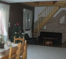 Salon en contre-bas et salle &agrave; manger carrelage et parquet pos&eacute;s par moi-m&ecirc;me