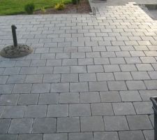 Terrasse en pierre bleue de chine 20x20x2,5
pos&eacute;e par moi-m&ecirc;me (des fondations au carrelage)