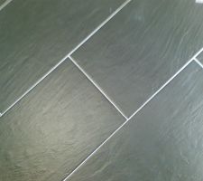 Carrelage noir pour le bureau.