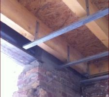 Cr&eacute;ation d'un plafond suspendu:
- Piton dans les solives &agrave; travers l'ancien plafond
- Tiges filet&eacute;es coup&eacute;es &agrave; la bonne longueur gr&acirc;ce au laser
- Vissage et r&eacute;glage des cavaliers
- Mise en place des fourrures et des lisses

Pas d'isolant, le but &eacute;tant un transfert de chaleur par les plafonds du RDC vers le 1er