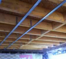 Cr&eacute;ation d'un plafond suspendu:
- Piton dans les solives &agrave; travers l'ancien plafond
- Tiges filet&eacute;es coup&eacute;es &agrave; la bonne longueur gr&acirc;ce au laser
- Vissage et r&eacute;glage des cavaliers
- Mise en place des fourrures et des lisses

Pas d'isolant, le but &eacute;tant un transfert de chaleur par les plafonds du RDC vers le 1er
