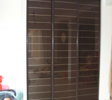 Portes de placard 3 vantaux verre laqué strié marron, profil chocolat.
