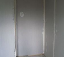 Placard intégré avec bandes faites chambre 3