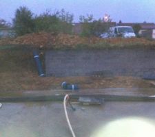 Et voici le mur de Soutènement qui commence doucement à s'élever...