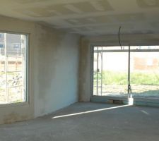 Salle à manger fraîchement plâtrée