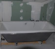 Baignoire avec les robinets mal positionnés...