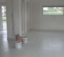 Carrelage dans le salon et l'entr&eacute;e