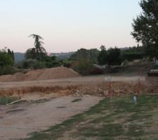 Les monticules de terres au fond