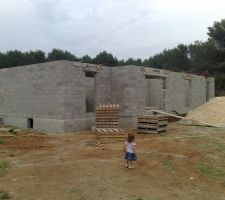 On arrive a l'&eacute;tage avec la pose des coffres des volets roulants et comme vous pouvez voir, j'ai un exellent chef de chantier  :))))