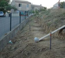 Vue du cot&eacute; rue  La hauteur du mur sera de 1.8m juste devant &agrave; 1m du bord propri&eacute;t&eacute; et de 1 au fond de la photo.(en haut ).
on voit les diff&eacute;rents niveaux de terrassement pour que la semelle soit horizontale
