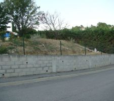 Vue de la rue on voit l'emplacement de la semelle du mur.