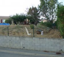 Vue du cot&eacute; rue  La hauteur du mur sera de 1.8m juste devant &agrave; 1m du bord propri&eacute;t&eacute; et de 1 au fond de la photo.(en haut ).
on voit les diff&eacute;rents niveaux de terrassement pour que la semelle soit horizontale