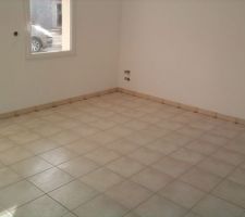 Carrelage posé dans la pièce principale