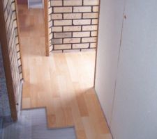 Pose du parquet flottant dans le mobil