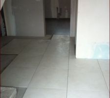 Entr&eacute;e et cuisine dans le fond