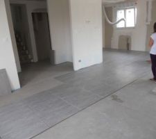 La pose du carrelage, ça passionne les enfants...