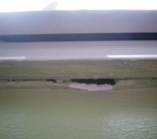 Sous les fen&ecirc;tres dans la chambre de ma fille ce matin !!!! TROU n&deg;1