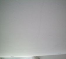 Une des 4 fissures que nous avons au plafond (salon et cuisine)