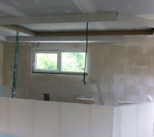 Second décalé qui épouse la forme du bar