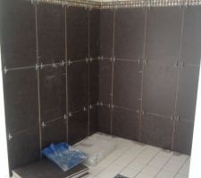 Pose de la faïence dans la douche à l'italienne