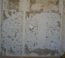 Ancien carrelage retiré, avec une partie du placo