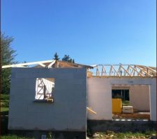 Vue de derrière 
fenêtre salle de bain et baie vitrée donnant sur jardin
