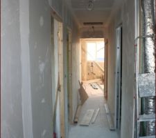 Coulir menant à notre chambre, a gauche les 2 chambres d'enfant, à droite SDB puis WC