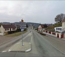 Notre terrain : pile poils dans le prolongement de la rue principale du village.

Tout au fond en haut, la parcelle bien verte, et bien notre maison sera ici !